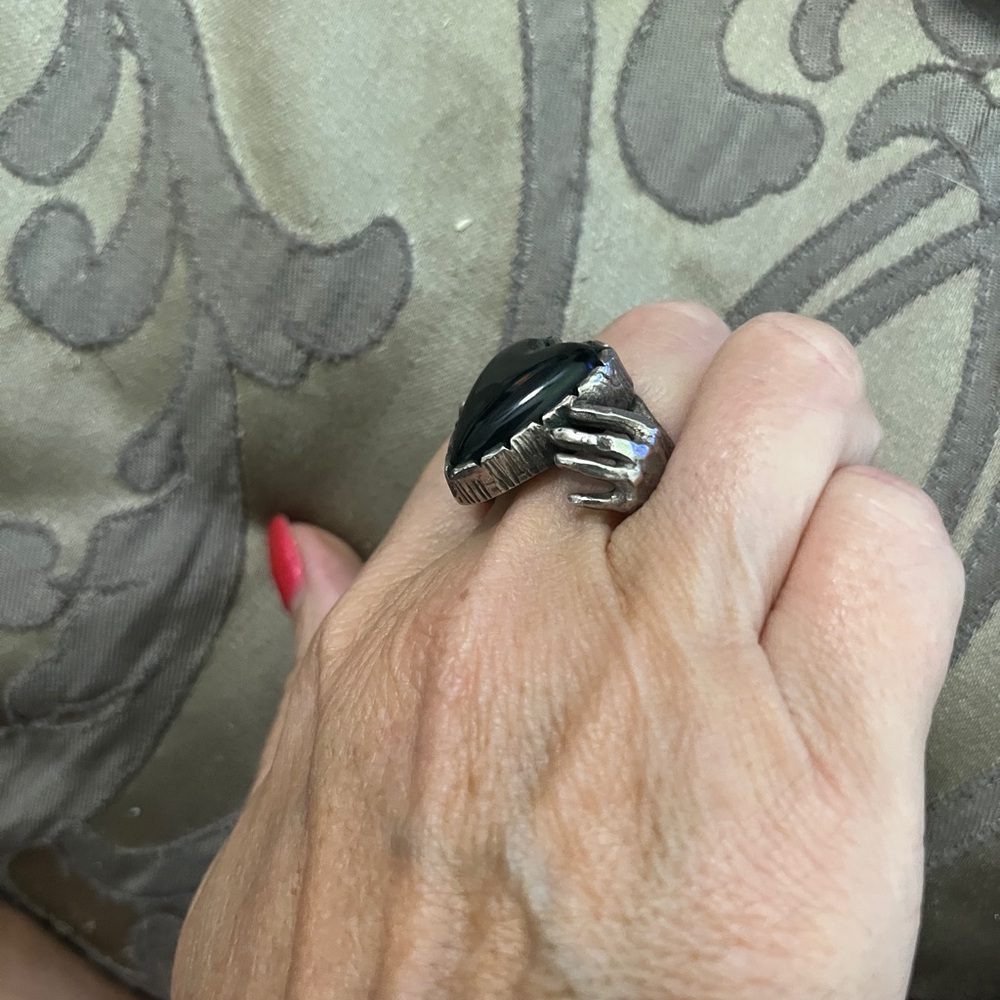 Unique Black onyx Heart held by Hands Silver metal Ring - Picture 4 of 8